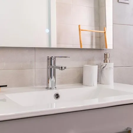 Belem Charming 2bdr House By Lovelystay